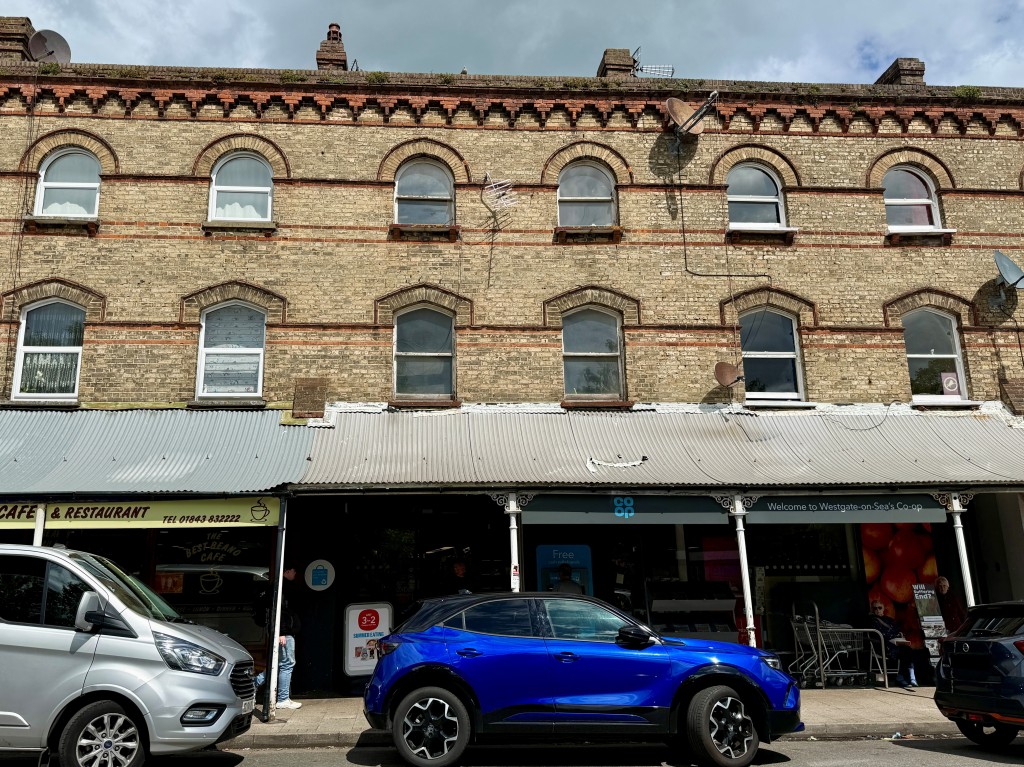 Lot: 40 - THREE-BEDROOM MAISONETTE FOR COMPLETE REFURBISHMENT - Front of building